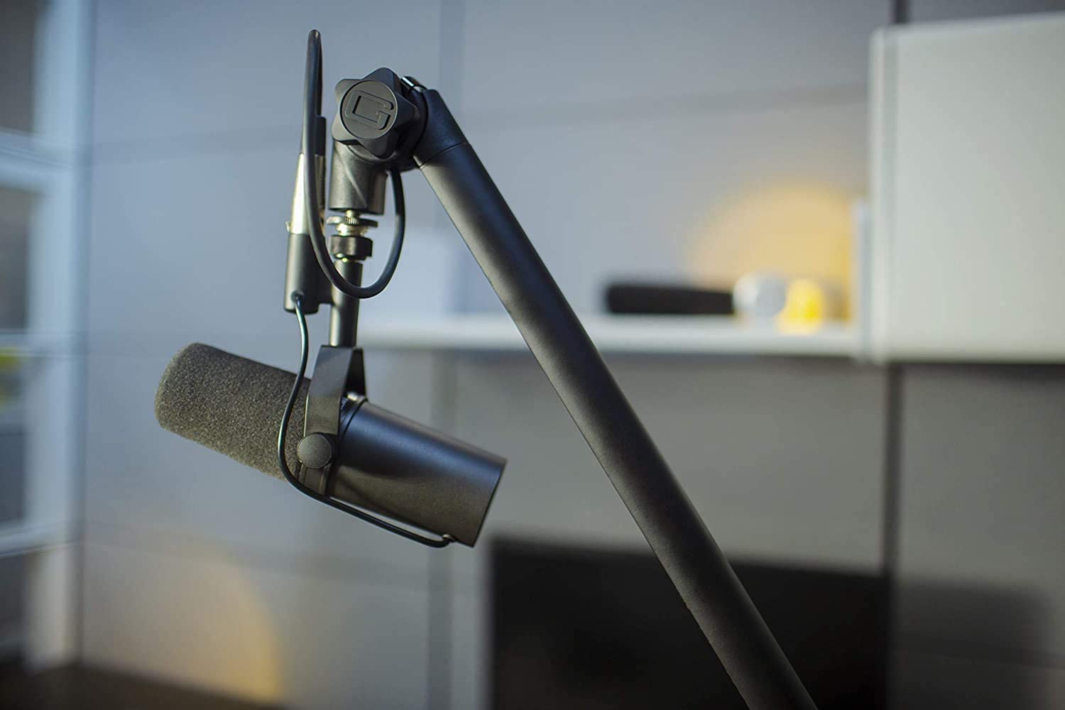 Shure SM7B Dynamic Vocal Microphone with Gator 3000 Boom Stand – For Studio Recording, Podcasting & Broadcasting – Black