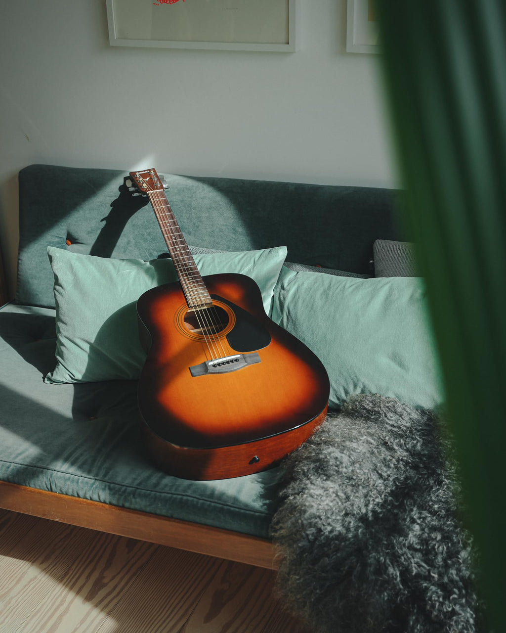 Yamaha F310 Full-Size Steel String Acoustic Guitar – Tobacco Brown Sunburst – Spruce Top & Rosewood Fingerboard